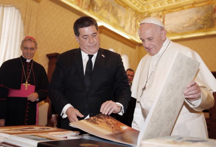 papa francisco con cartes 2