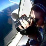 Un miembro de la marina de Estados Unidos busca rastros del submarino argentino ARA San Juan, en un Boeing P-8A Poseidon sobre el Atlántico Sur. Imagen de archivo
