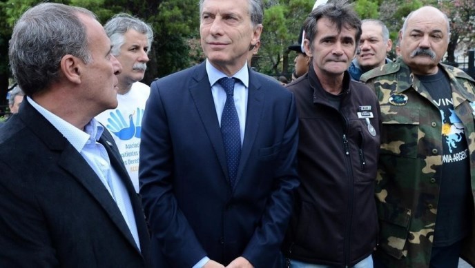 Resultado de imagen para Presidente argentino recibe a familiares de soldados caÃ­dos en Guerra de Malvinas