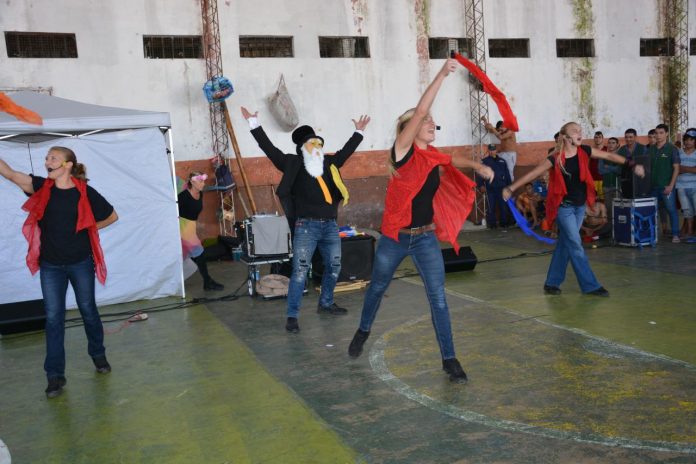 Show_artistico_en_Tacumbu2