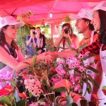 primera dama en feria de flores en Cabañas- Caacupe