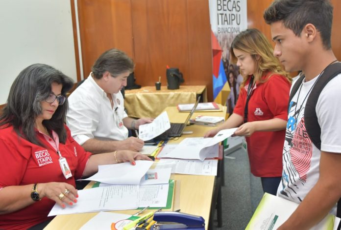 becas de Itaipu- postualantes- jovenes