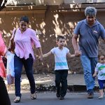 caminando- familia- niños- padres 1