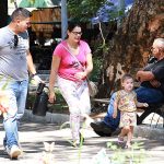 caminando- familia- niños- padres 2