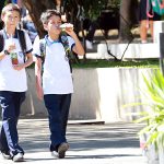 niños- clases- alumnos- caminando- inicio de clases