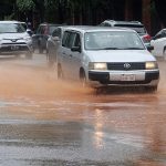 vehiculos- lluvia- raudal- trabajos de la Essap 1