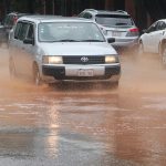 vehiculos- lluvia- raudal- trabajos de la Essap 2