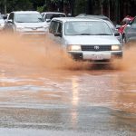 vehiculos- lluvia- raudal- trabajos de la Essap 3