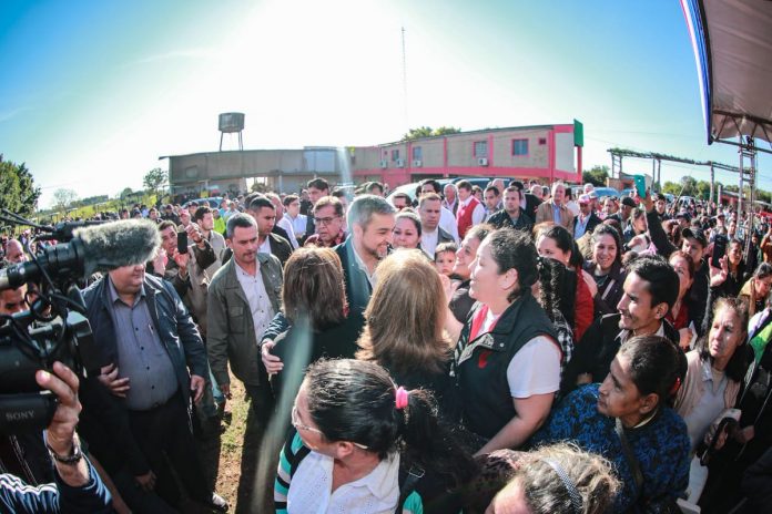 Mario Abdo con la gente- Misiones