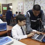 escuela-computadora-niños-estudiantes