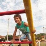 niños-jugando-parque