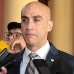 Julio Mazzoleni- ministro de Salud- retirandose de Palacio 2
