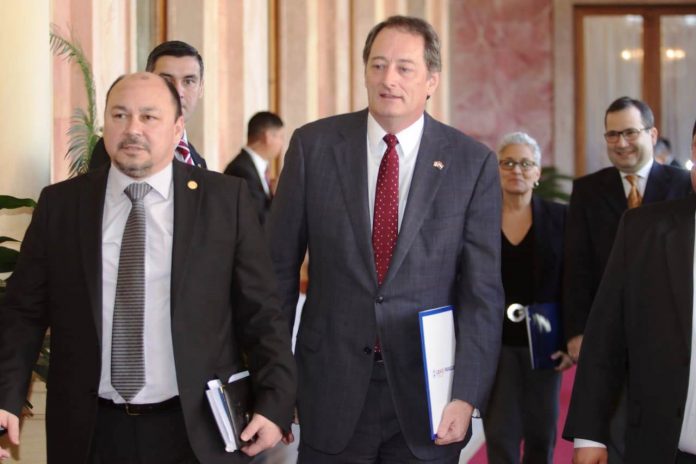 director de Aduanas y embajador de Estados Unidos