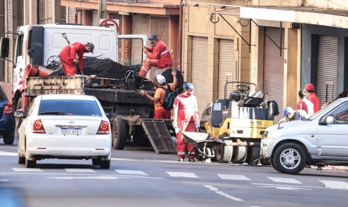 trabajo - calle - arreglo - tapabocas