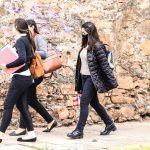 Chicas – calle – tapabocas – gente