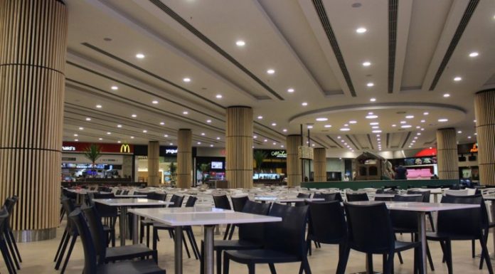 Patios de comidas reabren sus puertas bajo estricto cumplimiento de