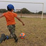 Niño – balón – deportes – juega -SND