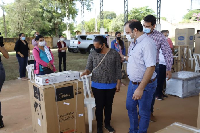 equipos de tecnología a mujeres rurales