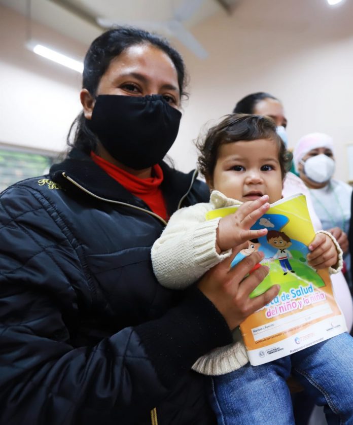 mujer-bebe-niños-familia-tapabocas-hospital-atencion-primaria-salud