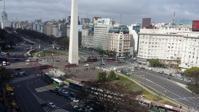 Vista del Obelisco en la ciudad de Buenos Aires