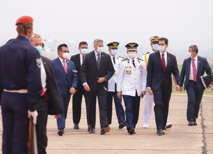 presidente- caminando-colaboradores