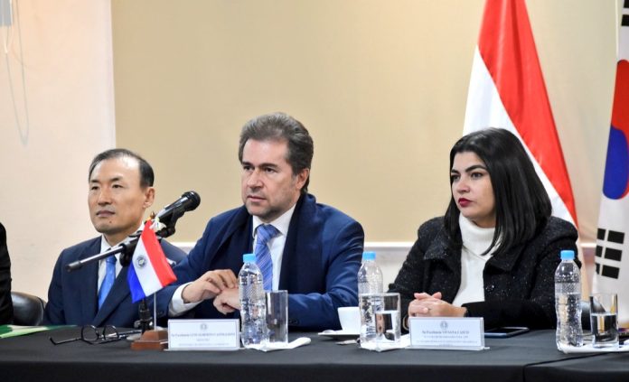 luis-castiglioni-viviana-casco-corea-del-sur-movilidad-electrica