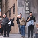 parada-pasajeros-gente-calle-tapabocas-transporte-publico-omnibus-bus-micro