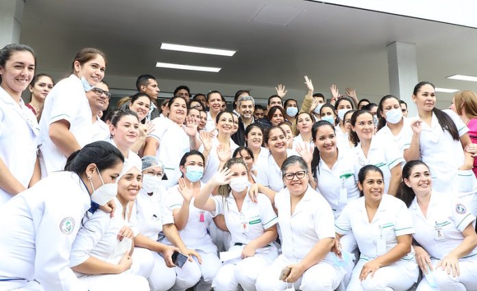 presidente con profesionales de blanco