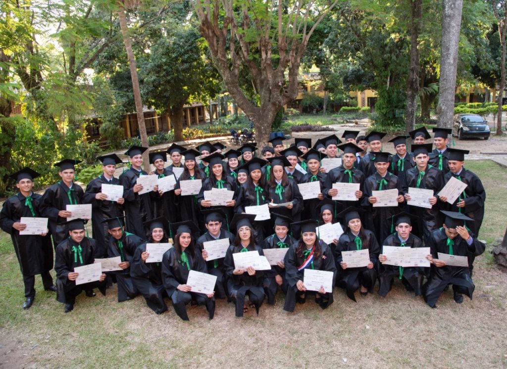 Un total de 55 jóvenes se graduaron de las escuelas agrícolas