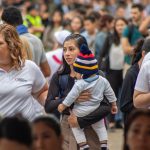 feria-empleo-mujer-bebe-madre-joven-gente