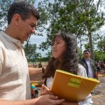 santiago-peña-feria-empleo-mujer-joven-gente
