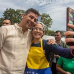 santiago-peña-feria-empleo-mujer-joven-gente-venezuela