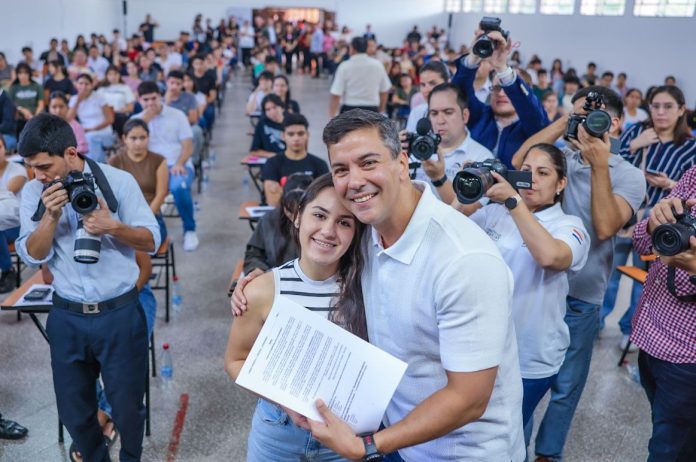 santiago-peña-becas-gobierno-joven-jovenes-estudiantes-universitarios-educacion