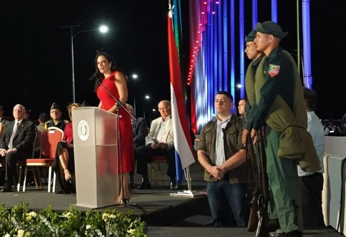 Ministra Claudia Centurión, titular del MOPC, durante inauguración del Puente Héroes del Chaco.