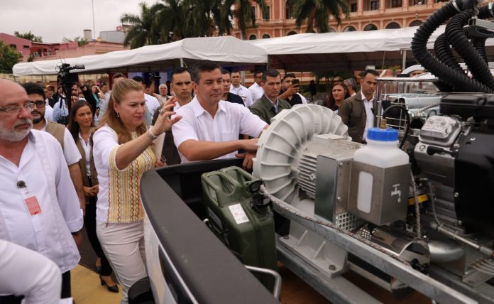 Presidente Santiago Peña observa equipos para combate contra el dengue.