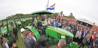 Gobierno entrega maquinarias a todos los departamentos del país para obras viales