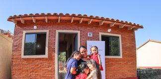 Acto de entrega de 29 viviendas en Limpio