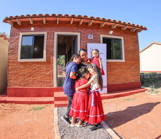 Acto de entrega de 29 viviendas en Limpio