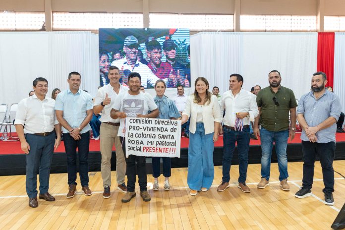 santiago-peña-entrega-viviendas-curuguaty-canindeyu-cristina-villalba