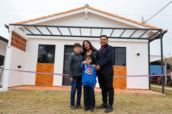 «Che Róga Porã» entrega viviendas en Guarambaré y Luque
