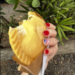 embajadora británica comiendo empanada