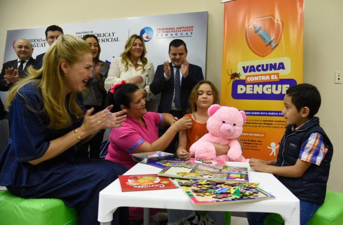 lanzamiento vacuna contra el dengue