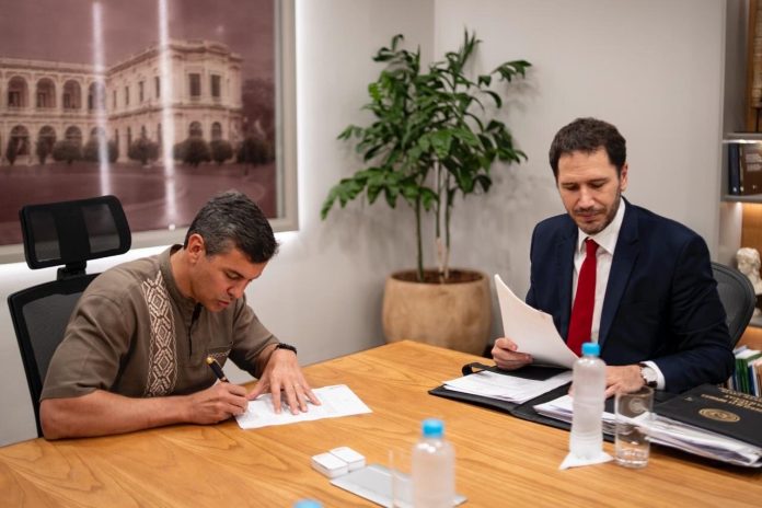 santiago-peña-firma-ley-promulgacion-roberto-moreno