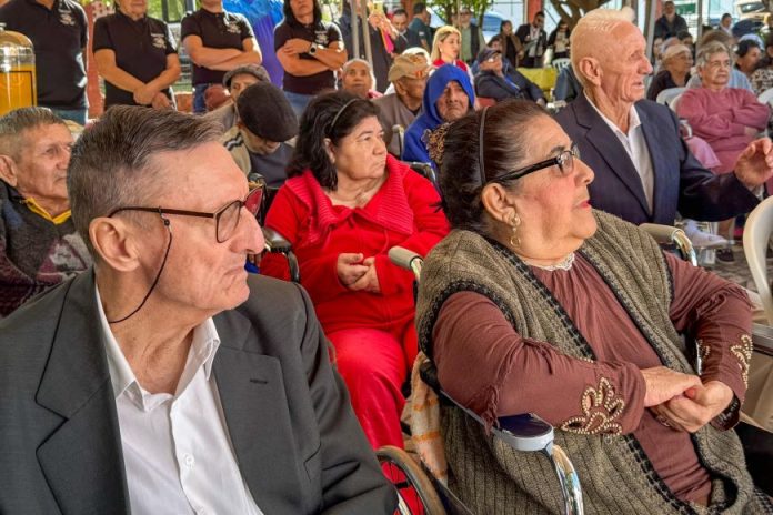 adultos-mayores-acto-dia