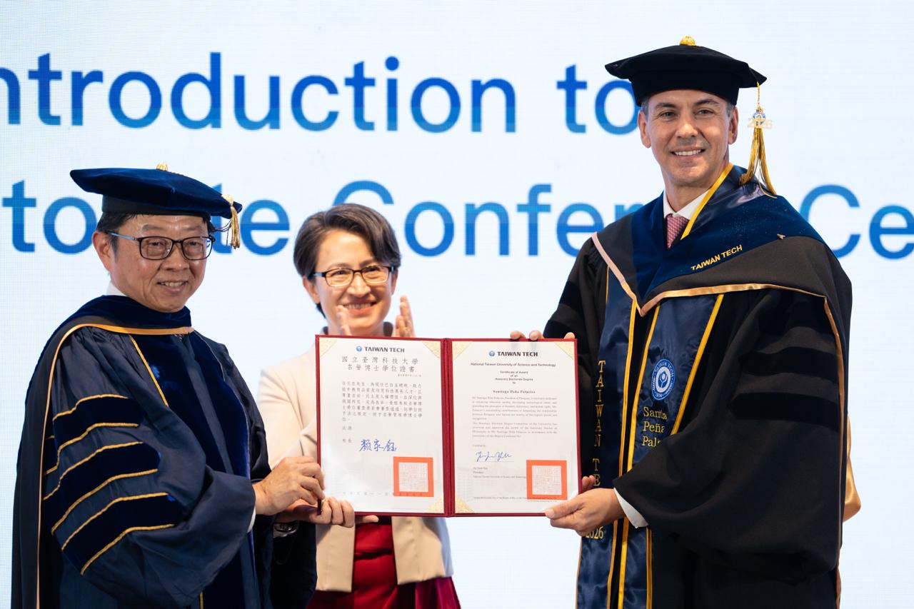 President Peña receives an Honorary Doctorate and meets with Paraguayan scholarship recipients in Taiwan