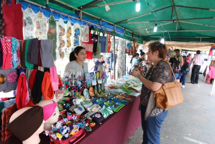 Feria-de-economía-solidaria-ropas-2