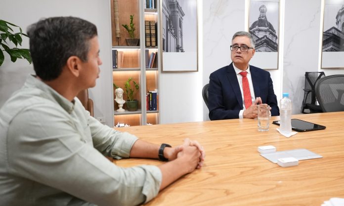 Ing. Miguel Báez Reyes, nuevo presidente de la ANDE junto a Santiago Peña, presidente de la República
