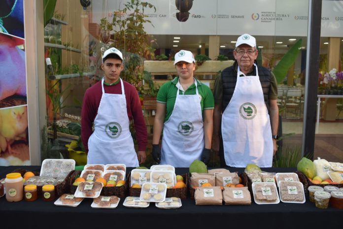 estudiantes de escuela agricola stand mag