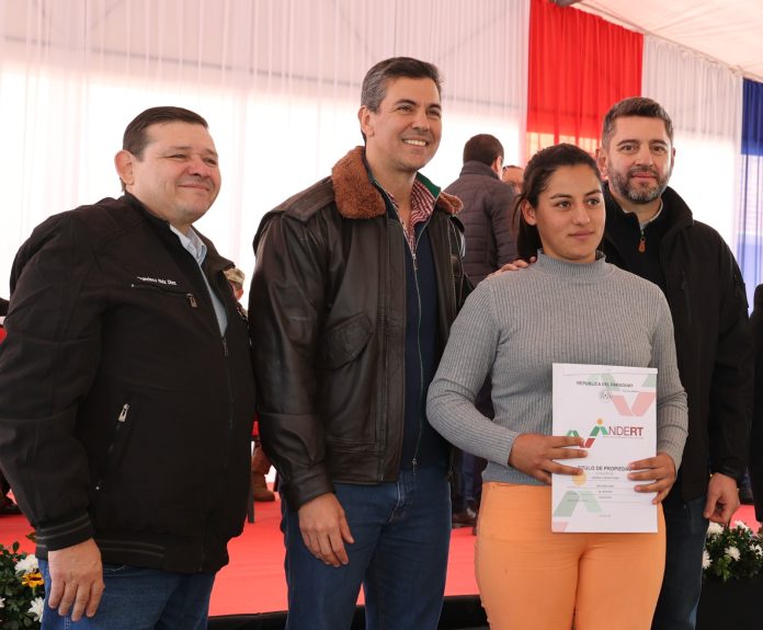 foto archivo entrega de titulo del indert